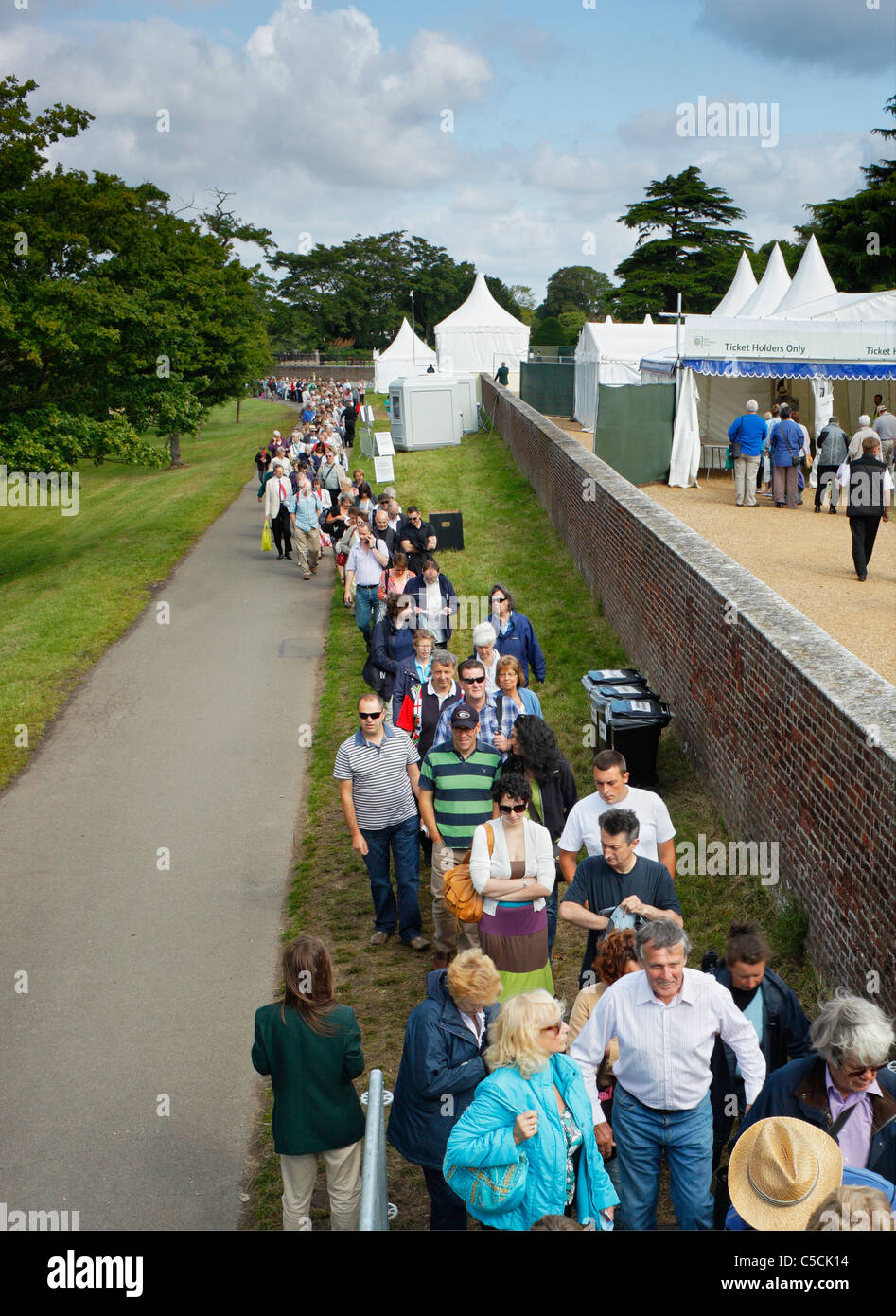 Les gens dans une file d'attente pour l'Hampton Court Flower Show. Banque D'Images