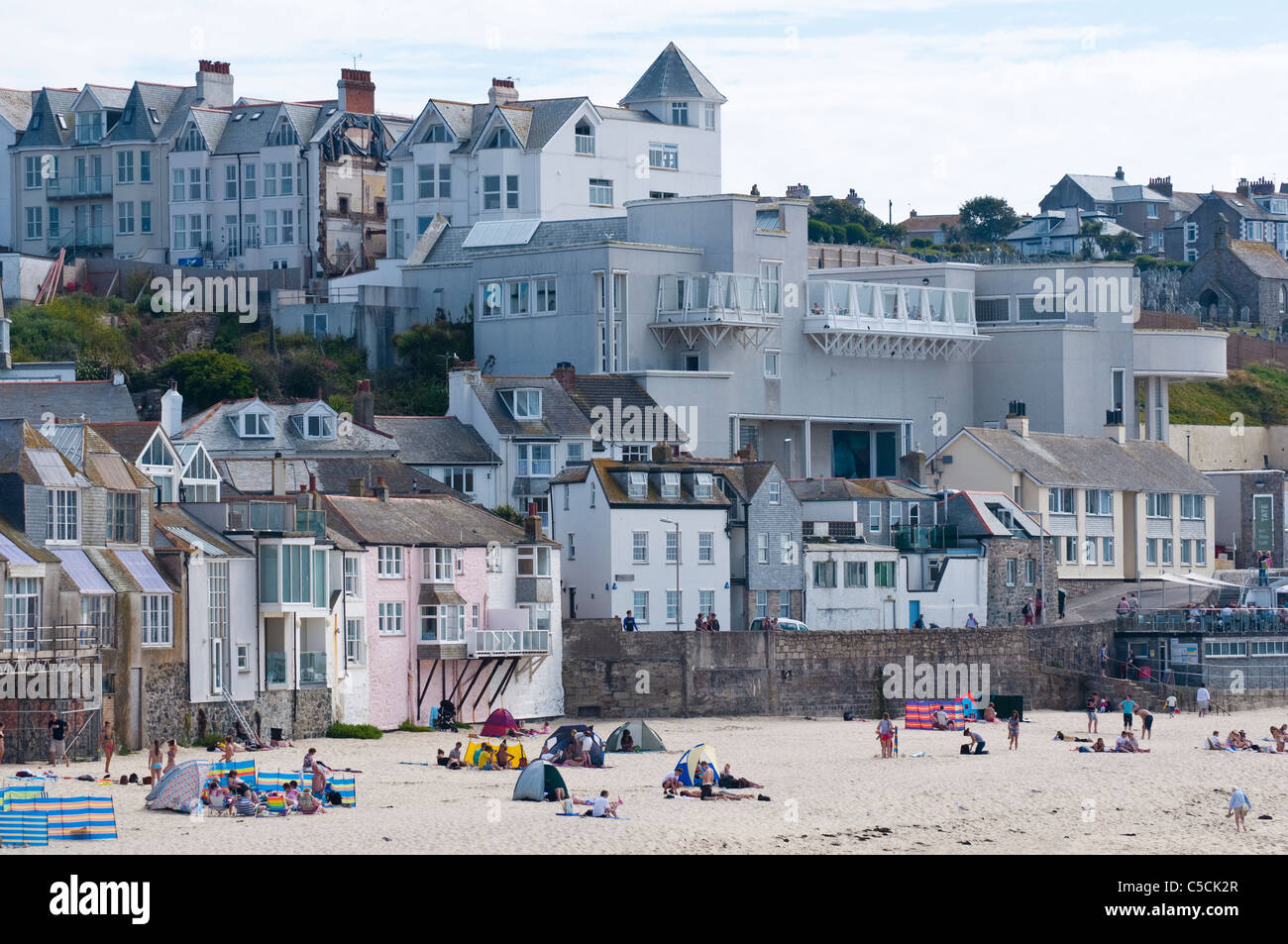 La Tate St Ives - regional art gallery donnant sur la plage de Perran, Cornwall. UK Banque D'Images