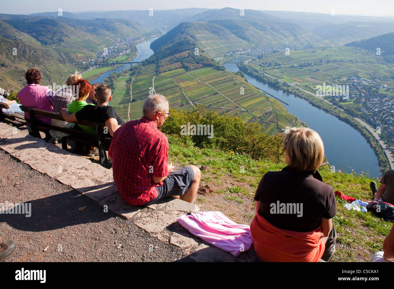 An der Wanderer Moselschleife bei Bremm Herbst Mittelmosel, Boucle, courbe de la moselle près du village Bremm Banque D'Images