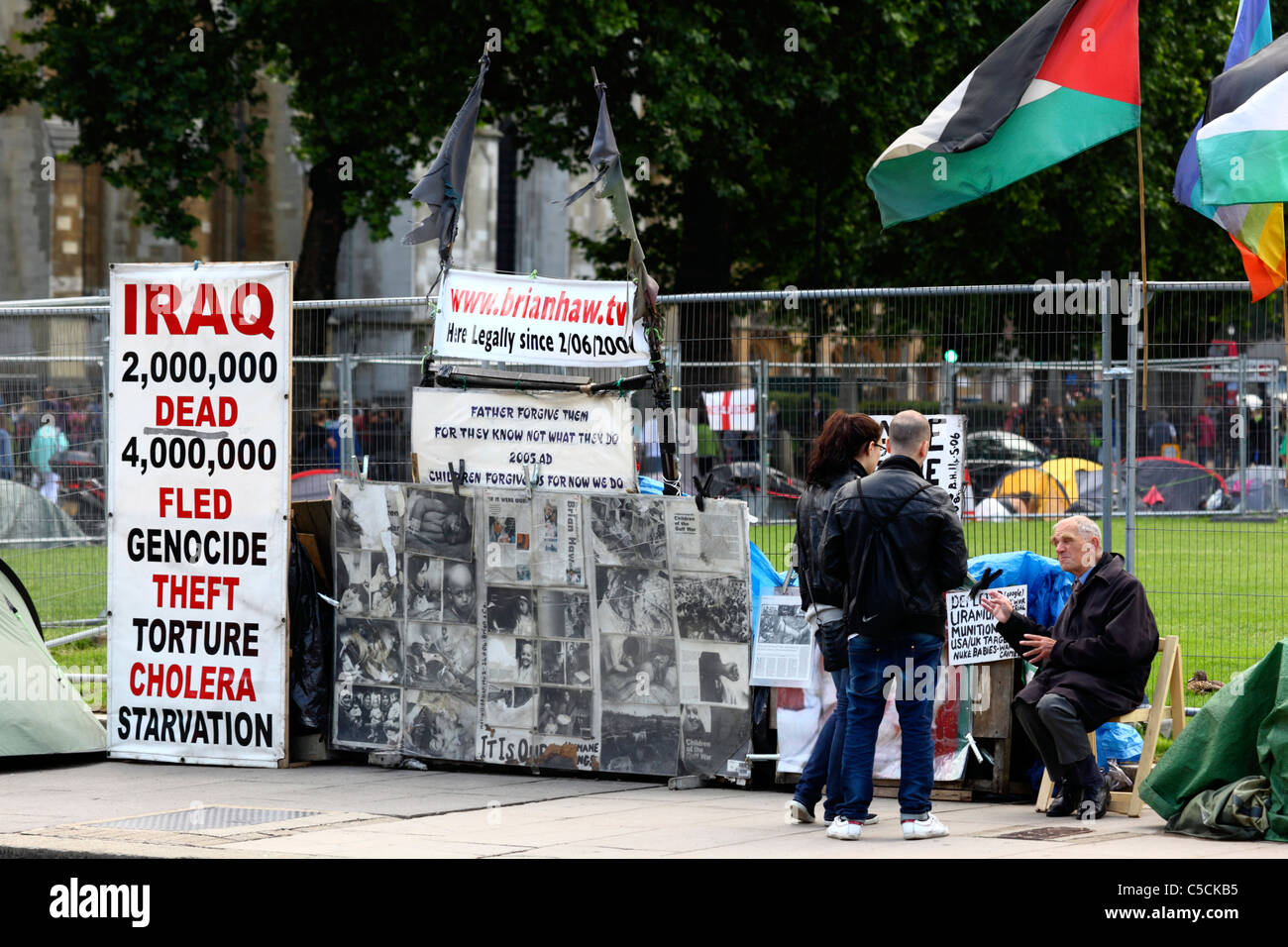 Vue de la campagne de paix de Parliament Square / camp de paix de Brian Haw, Parliament Square, Westminster, Londres, Royaume-Uni Banque D'Images
