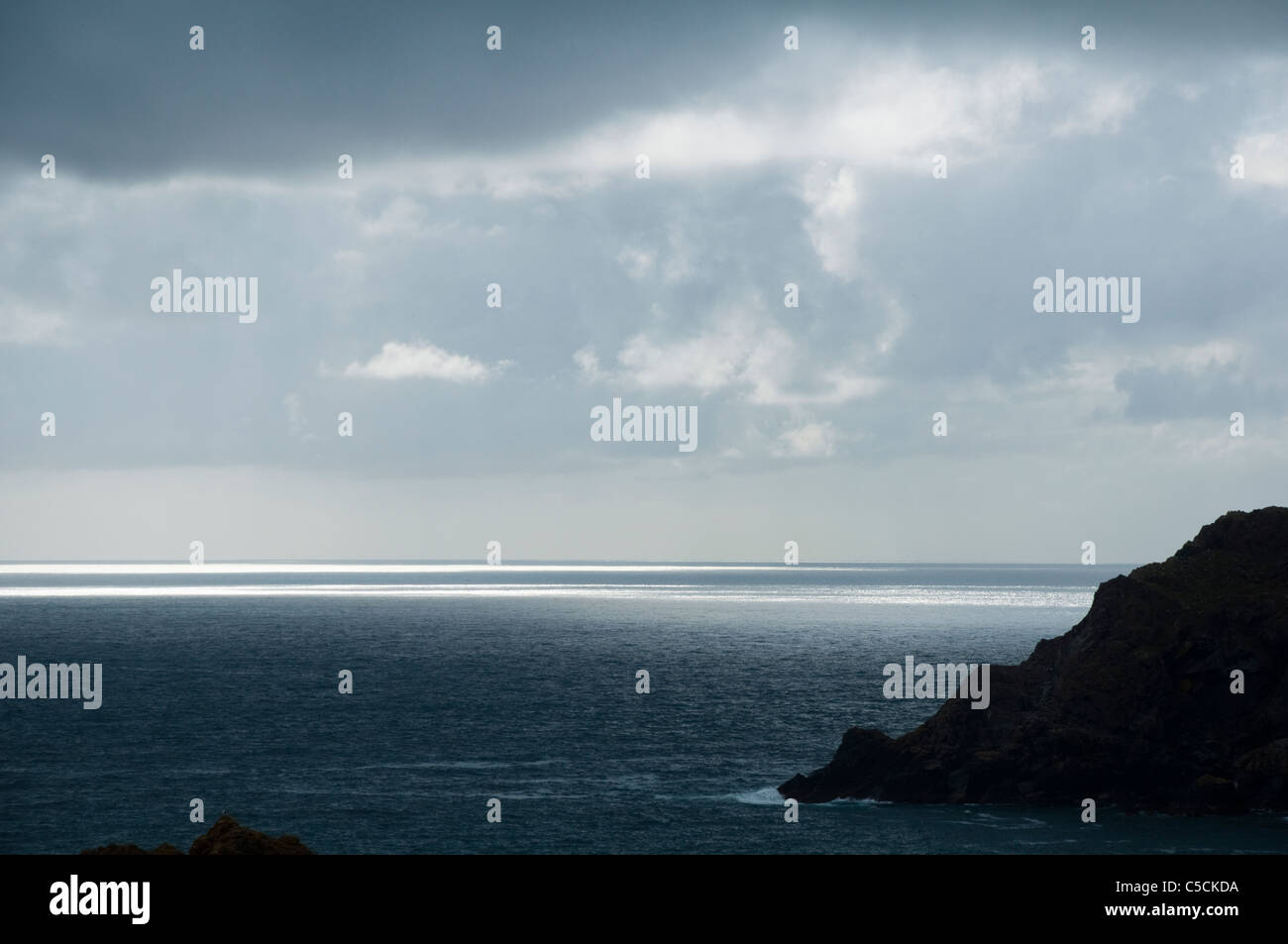 Ciel gris d'acier et de la mer. Le Lézard, Cornwall, UK. Banque D'Images