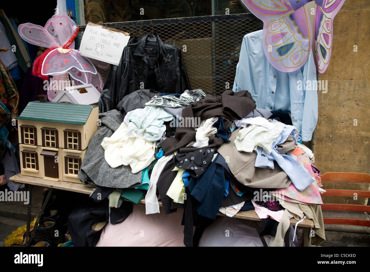 De vieux vêtements et braderie à l'extérieur de magasin de charité, Walcot, Bath, Angleterre Banque D'Images