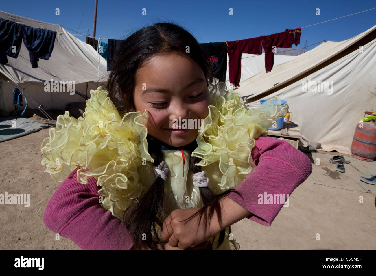 Un enfant de la région dans l'un des camps temporaires pour les victimes des inondations dans la région de Choglamsar, Ladakh. Banque D'Images