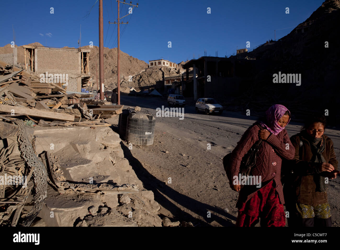 Les femmes du passé l'flood relief camp dans tselding Talmisani-, l'une des régions les plus durement touchées de Leh dans les inondations de 2010. Banque D'Images