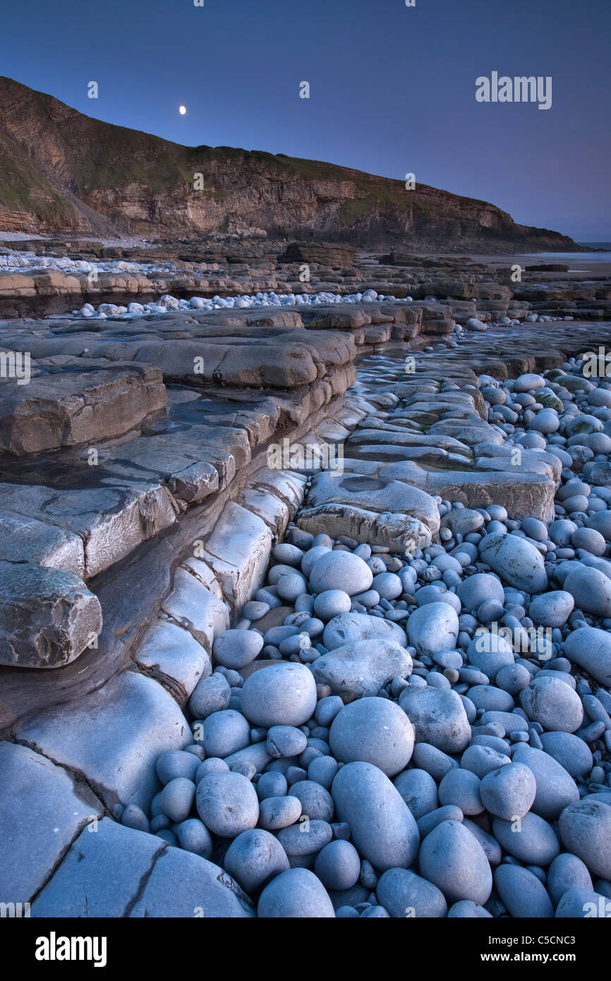 Les Corniches calcaires dans la baie de Dunraven au clair de lune sur la côte du Glamorgan, Southerndown, South Wales, UK Banque D'Images