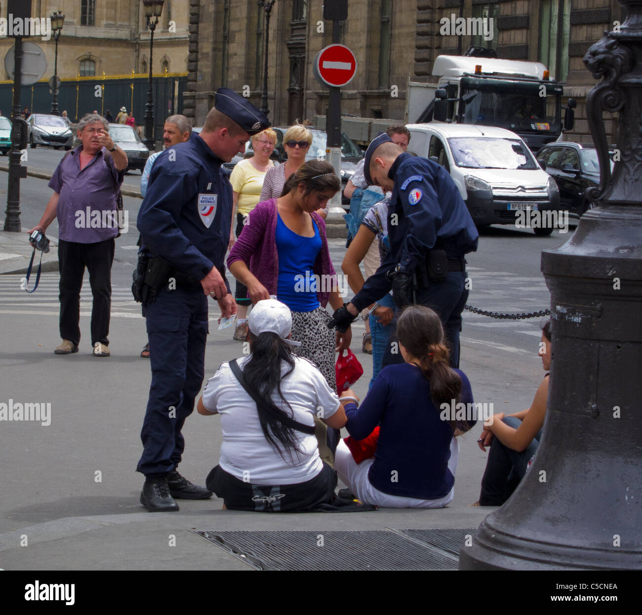 Paris, France, Street Scenes, Pa-lais Royale, police arrêtant des Gypsy, Roms, pickpockets devant la station de métro Banque D'Images