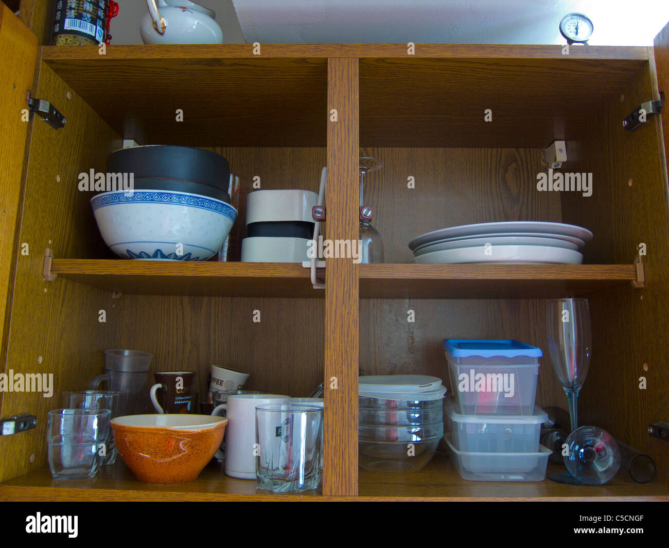 Pa-ris, France, Maison de vacances sur Internet, à l'intérieur d'armoires  de cuisine, sur des étagères Photo Stock - Alamy
