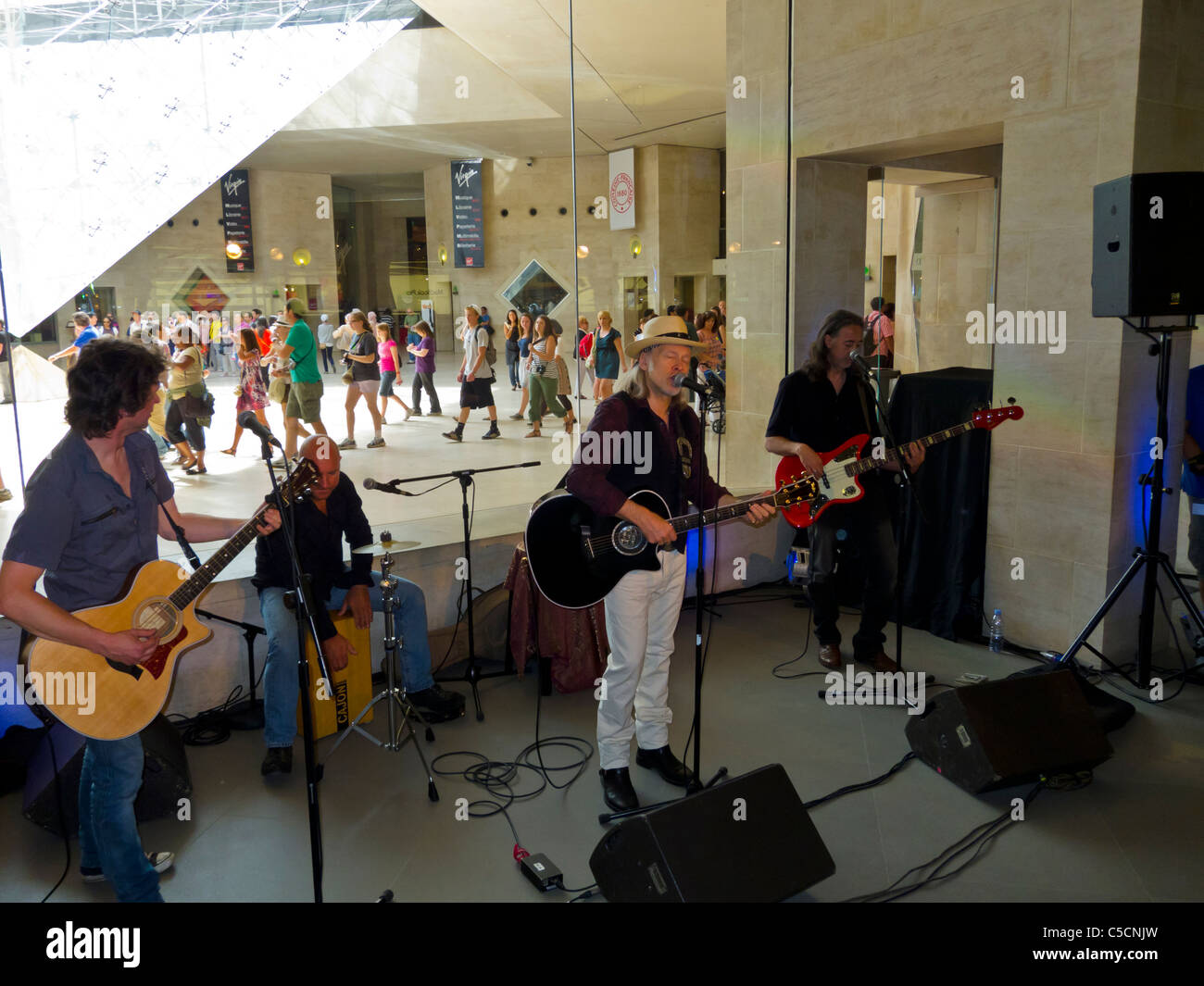 Paris, France, chanteur américain de musique country rock, se interprétant dans l'Apple Store du centre commercial Lou-vre, « Elliot Murphy » Banque D'Images