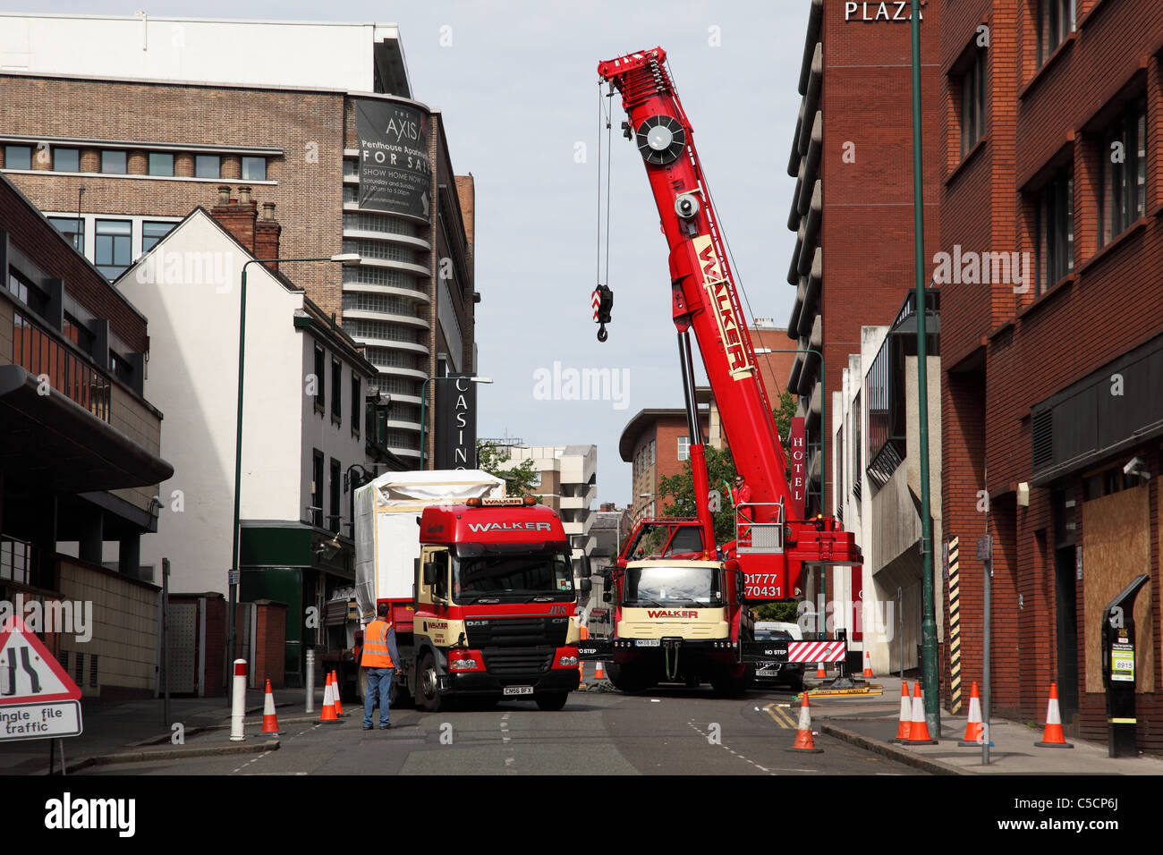 Une grue mobile de décharger un camion dans une rue de Nottingham, Angleterre, Royaume-Uni Banque D'Images