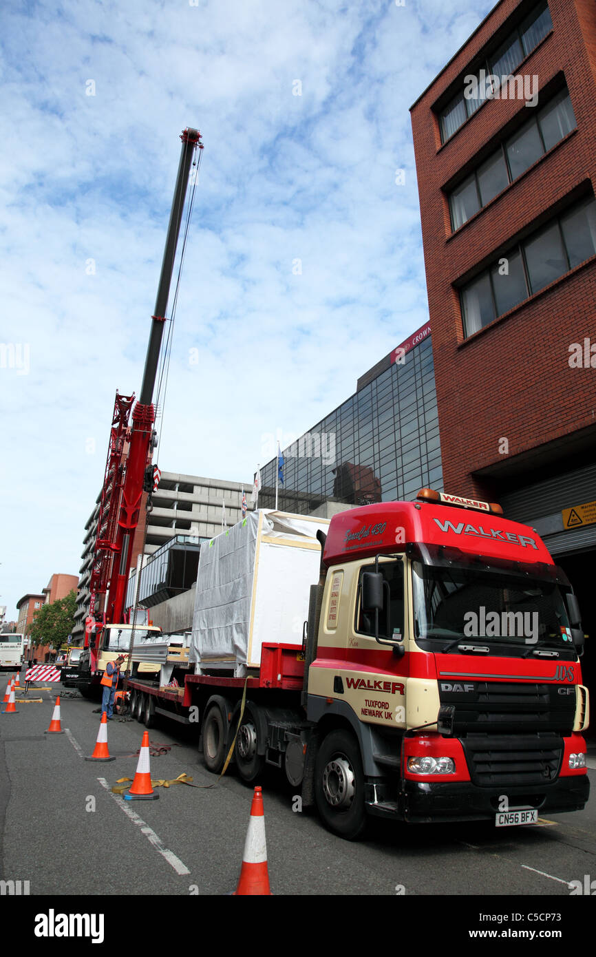 Une grue mobile de décharger un camion dans une rue de Nottingham, Angleterre, Royaume-Uni Banque D'Images