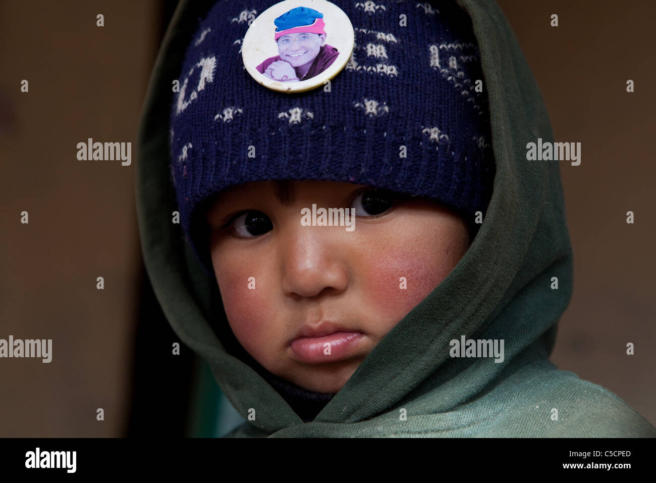 Enfant en résidence endommagée par l'inondation en Igoo, Ladakh. Banque D'Images