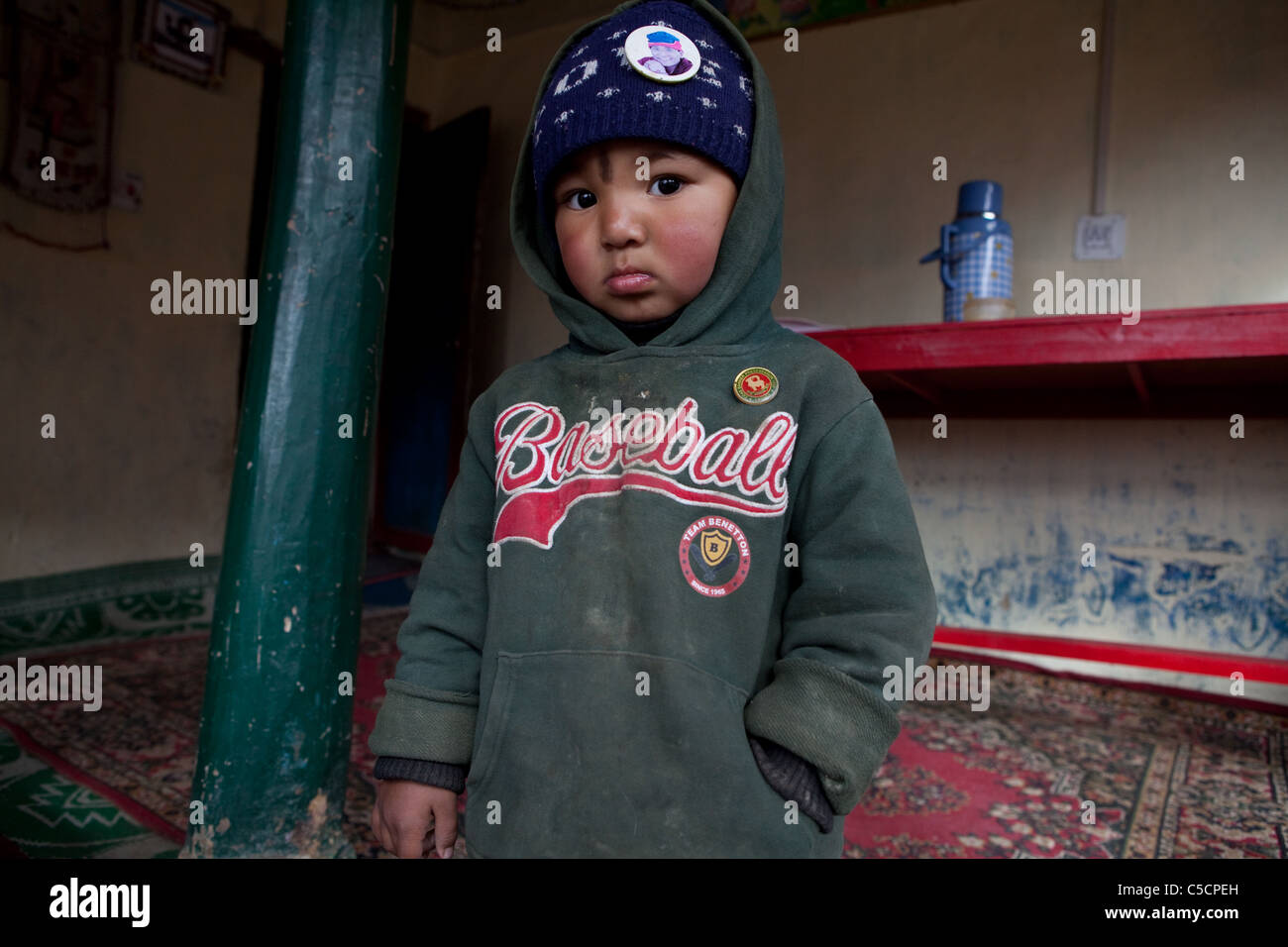Enfant en résidence endommagée par l'inondation en Igoo, Ladakh. Banque D'Images
