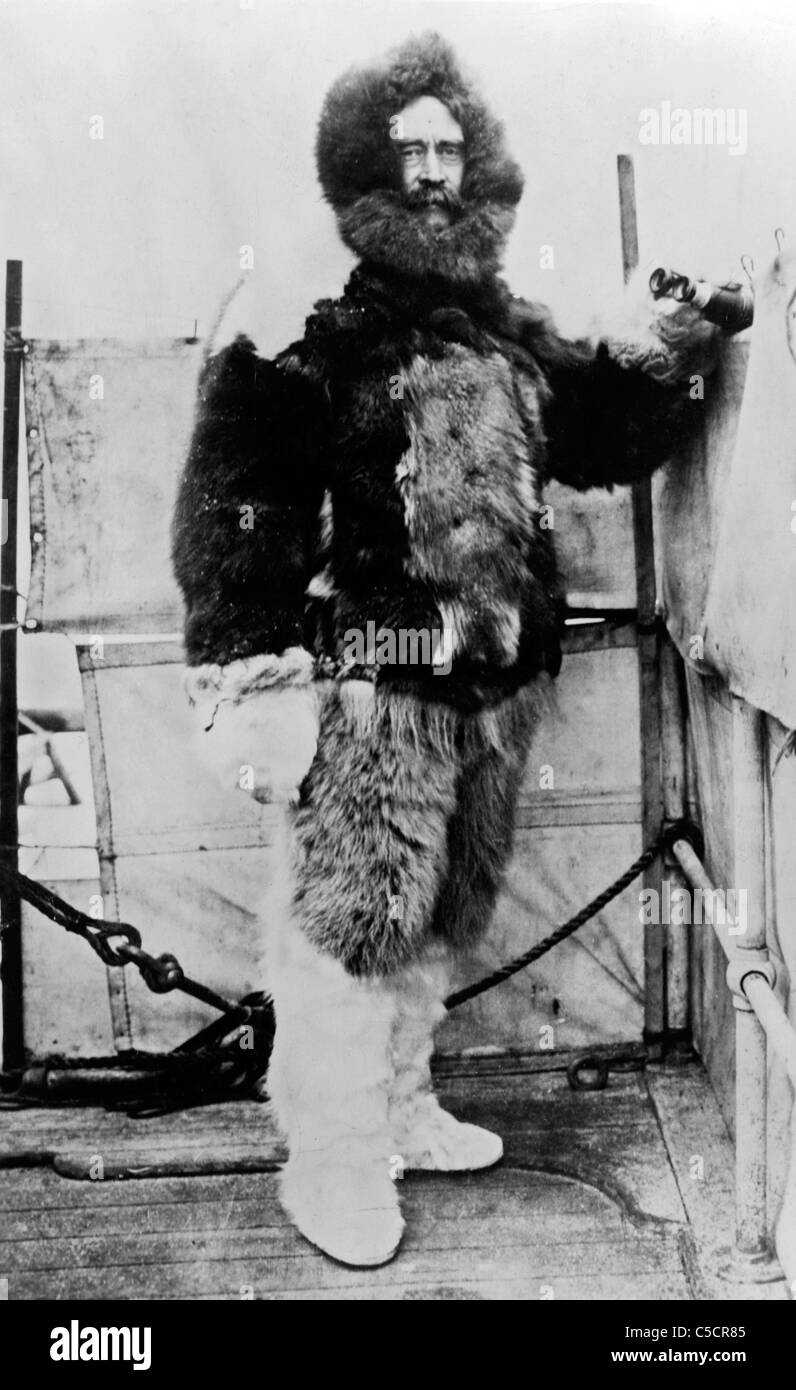 Robert Peary, portrait en pied, debout, face à face, dans des vêtements de fourrure, vers 1909 Banque D'Images
