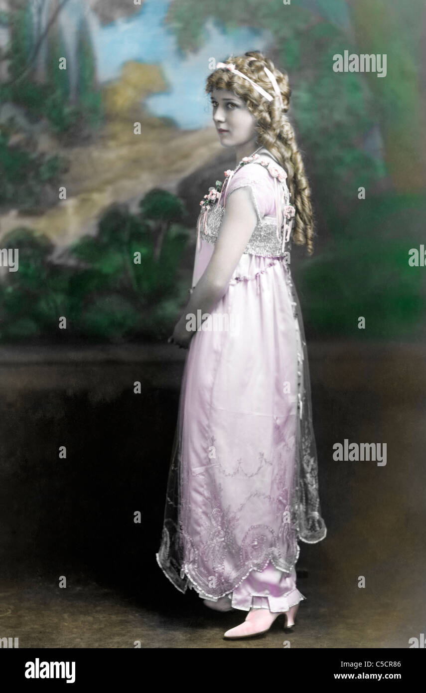 Photo colorisée de Mary Pickford, star du cinéma muet américain, portrait en pied, orienté vers la gauche, vers 1915 Banque D'Images