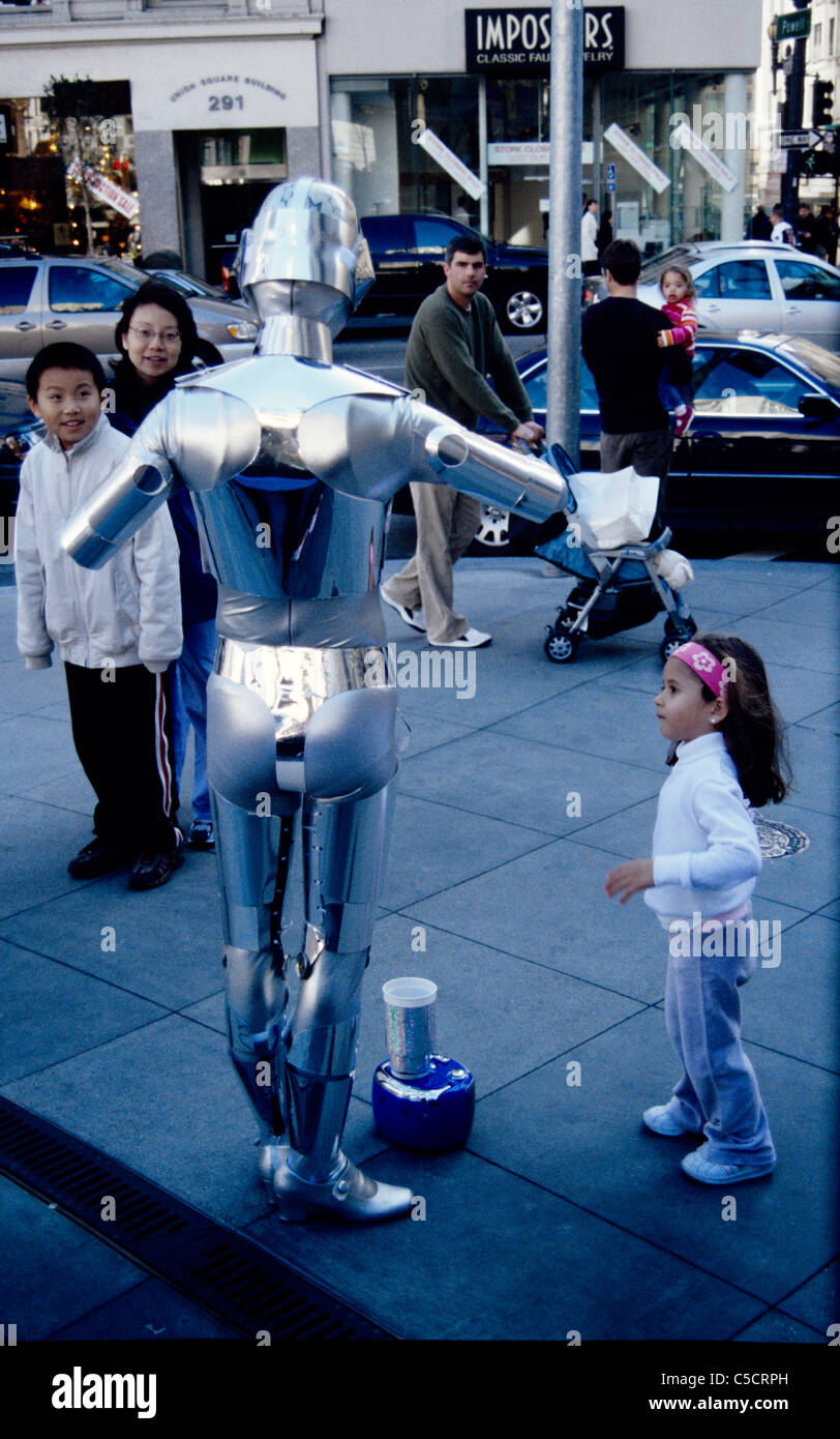 Les piétons holiday shopping regarder robot street performer sur trottoir de San Francisco Banque D'Images Les piétons holiday shopping regarder robot street performer sur trottoir de San Francisco Banque D'Images