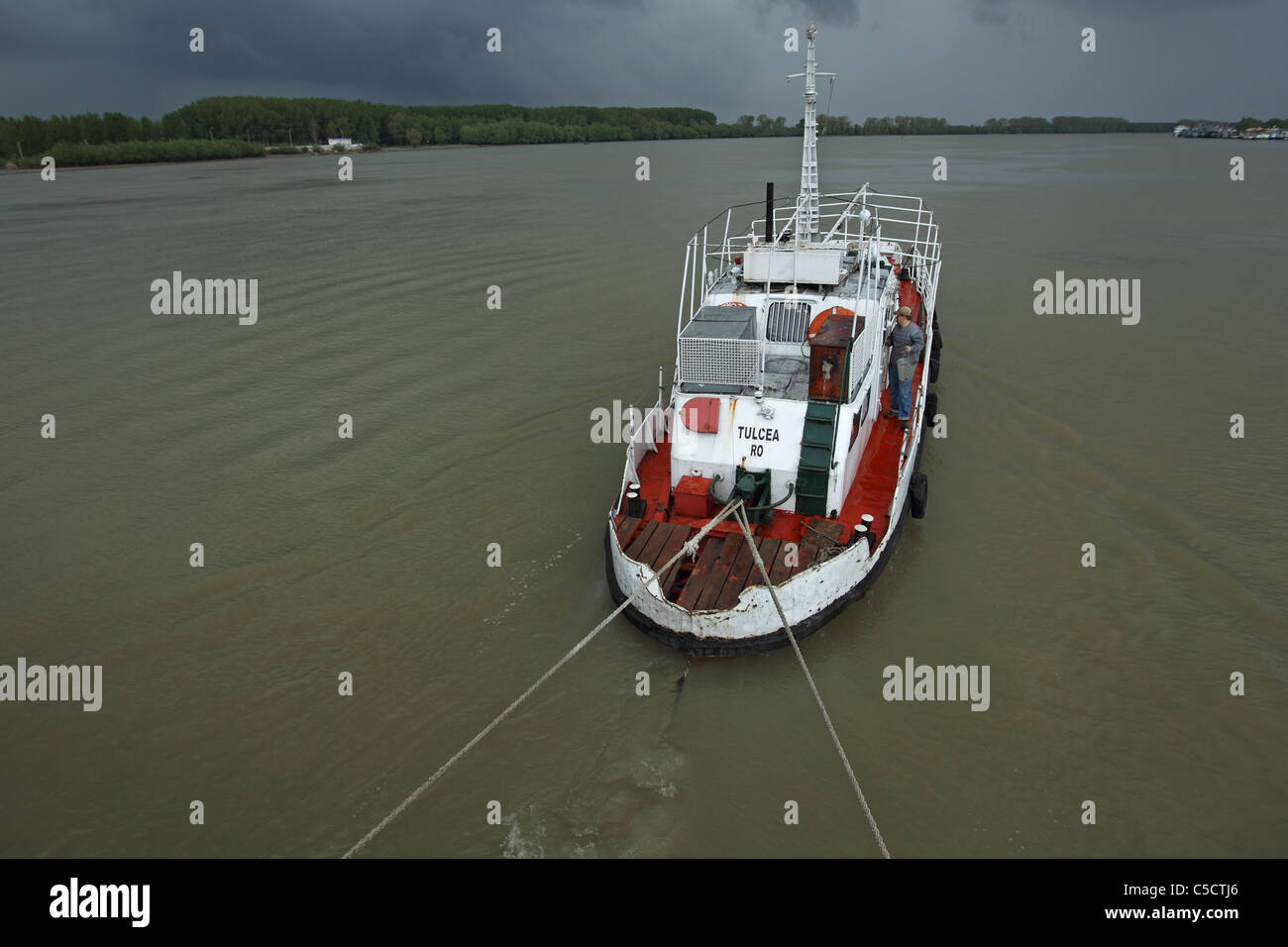 Remorqueur pour un ponton River Delta du Danube Tulcea Roumanie Dobrogea RO Mai 2011 Banque D'Images