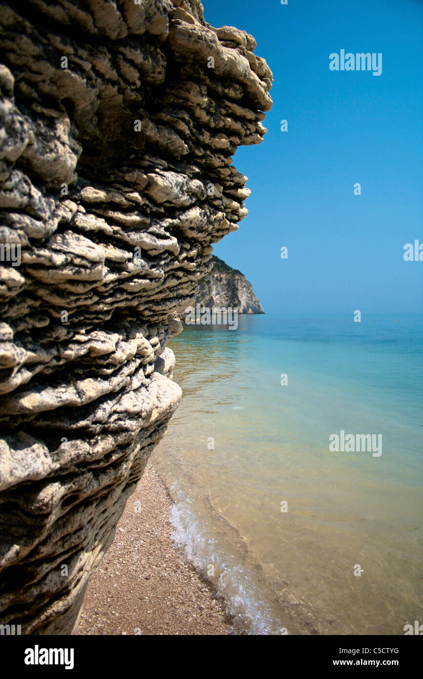 Un magnifique paysage de bord de mer de Vieste, Pouilles, en Italie, la plage du Gargano Banque D'Images