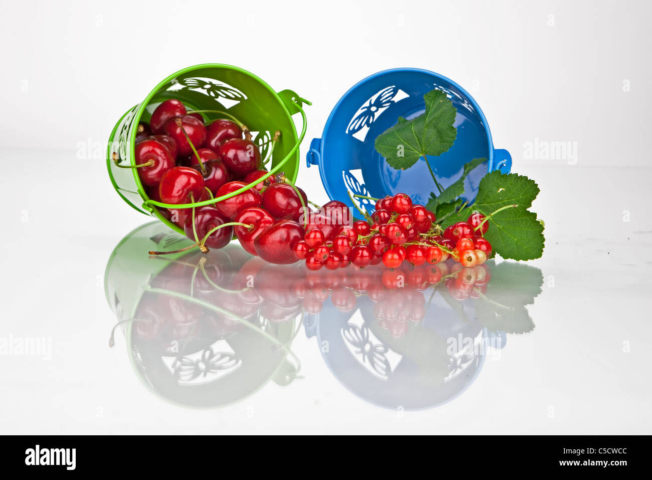 Les cerises et les raisins de Corinthe dans de petits seaux directement après la récolte Banque D'Images