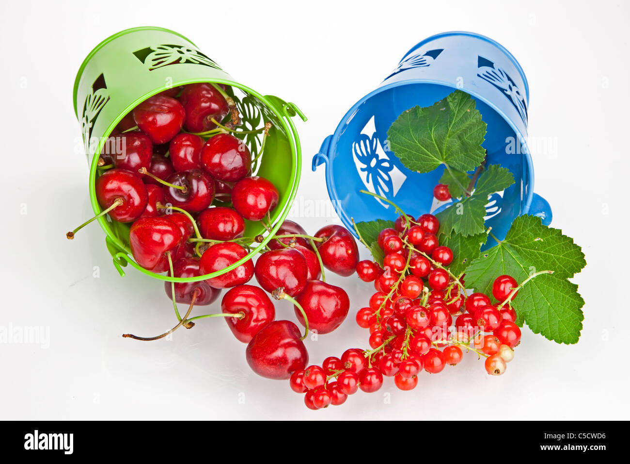 Les cerises et les raisins de Corinthe dans de petits seaux directement après la récolte Banque D'Images