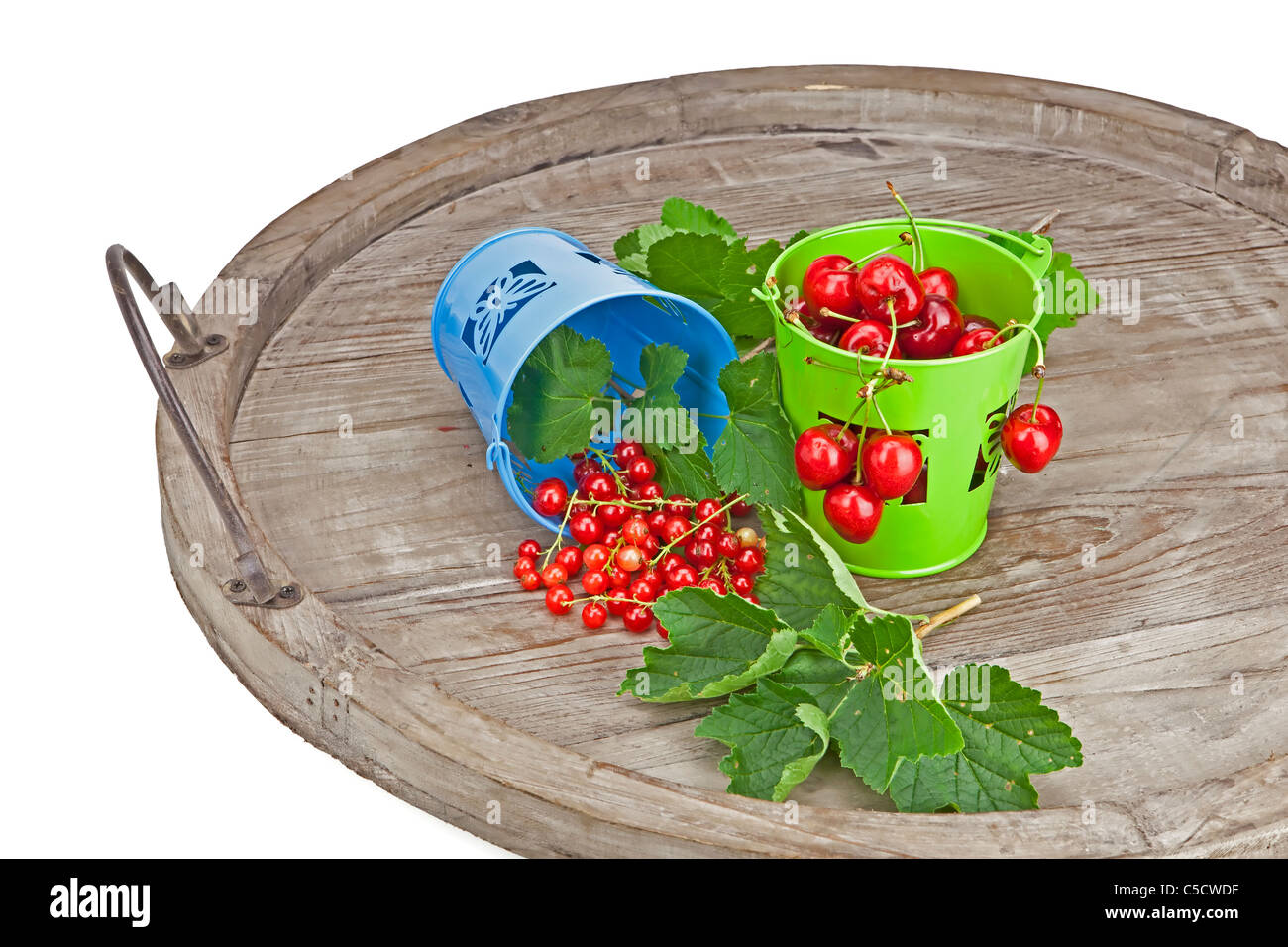 Les cerises et les raisins de Corinthe dans de petits seaux directement après la récolte Banque D'Images