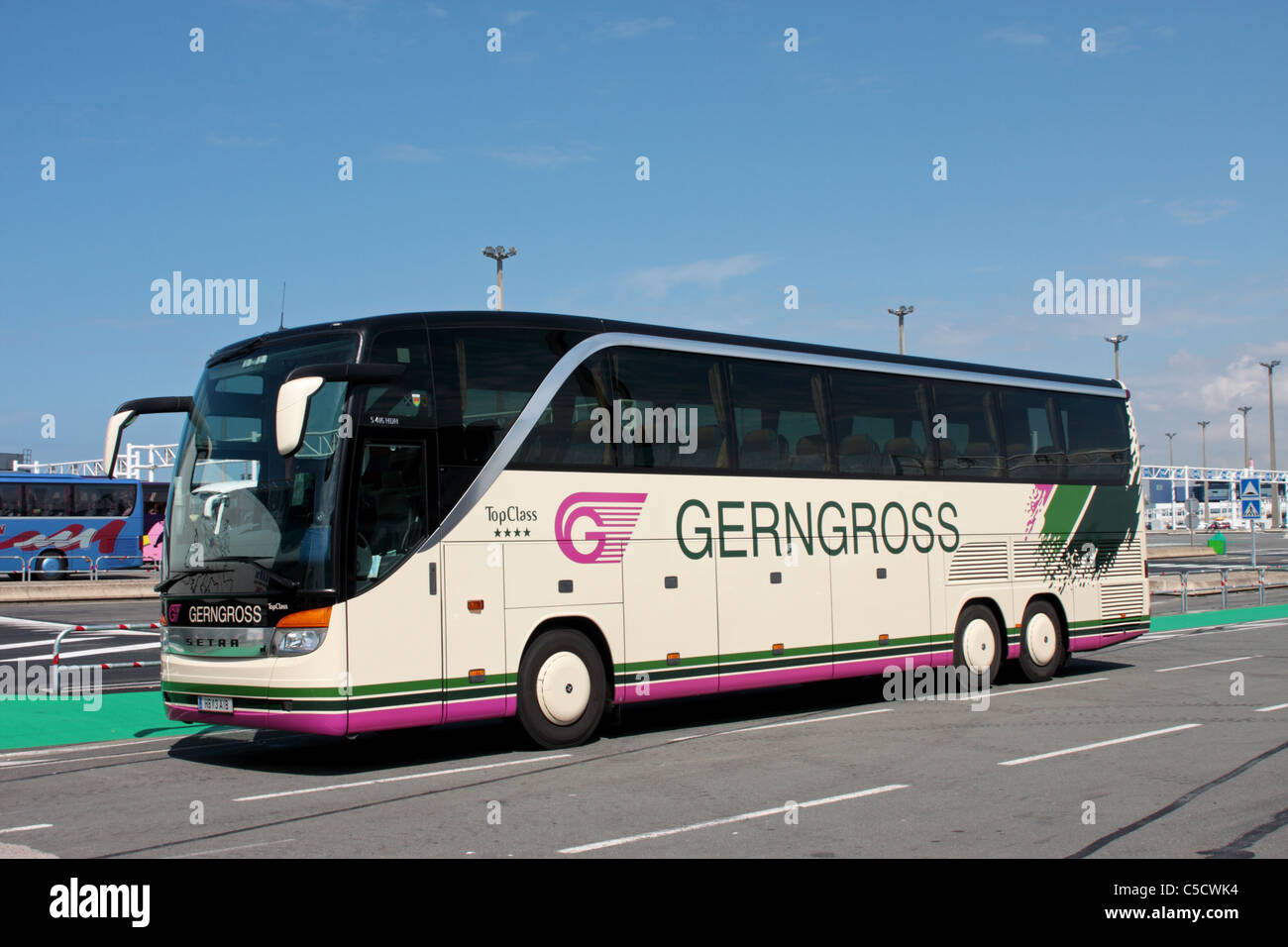 Un Setra S416 HDH coach en attente à Calais ferry terminal à bord d'un ferry pour Douvres Banque D'Images