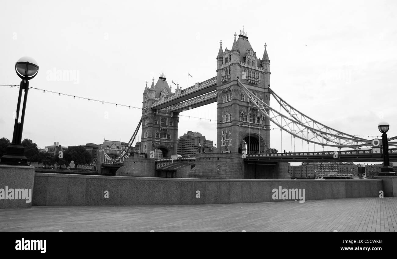 Tower Bridge à Londres en Angleterre en monochrome, Banque D'Images