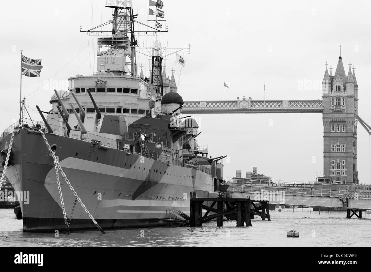 Le HMS Belfast et le Tower Bridge en arrière-plan à Londres en Angleterre Banque D'Images