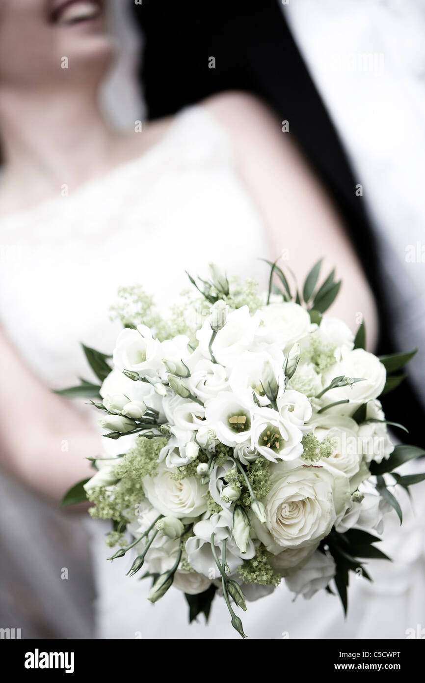 Close-up midsection of a bride holding a bouquet Banque D'Images