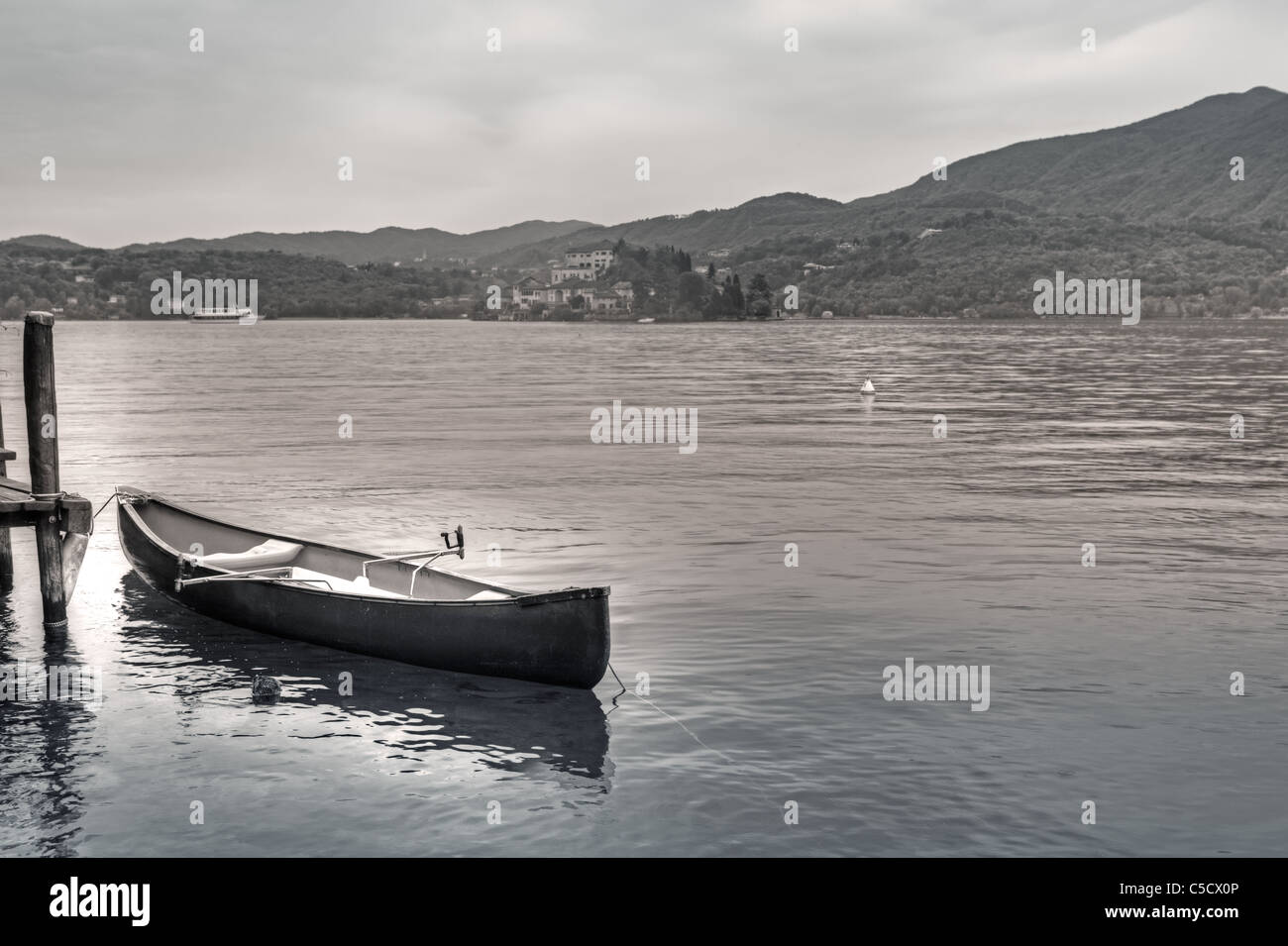 Photo look rétro avec une chaloupe sur le lac d'Orta et vues de l'île de San Giulio Banque D'Images