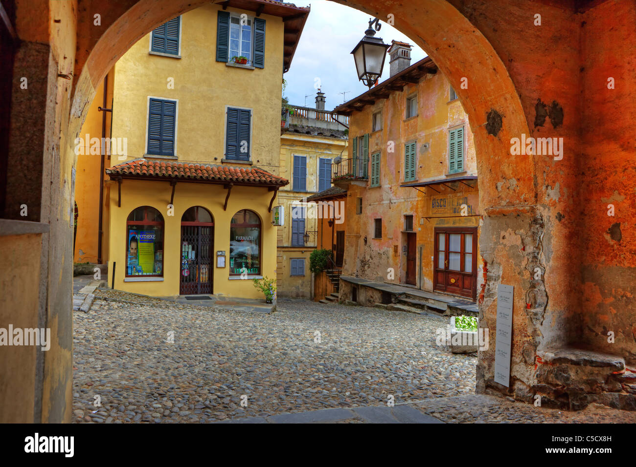 Donnant sur la vieille ville historique de Orta San Giulio Banque D'Images