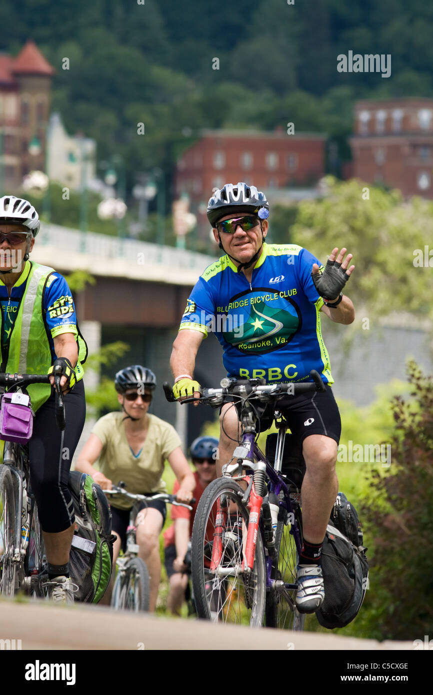 Cycliste en peu tombe, le canal Érié vélo Bike Tour, Mohawk Valley, New York State, USA Banque D'Images