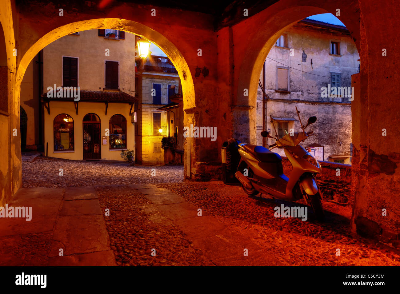 Une ruelle dans la soirée à Orta San Giulio, Piémont, Italie dans le centre historique de la Vieille Ville Banque D'Images