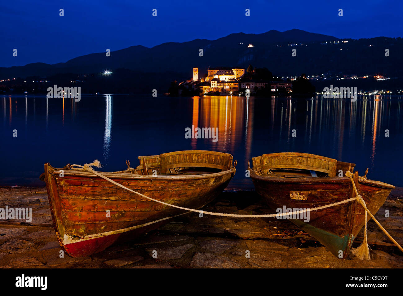 Île de San Giulio, sur le lac d'Orta, dans la nuit avec deux barques dans l'avant-plan Banque D'Images
