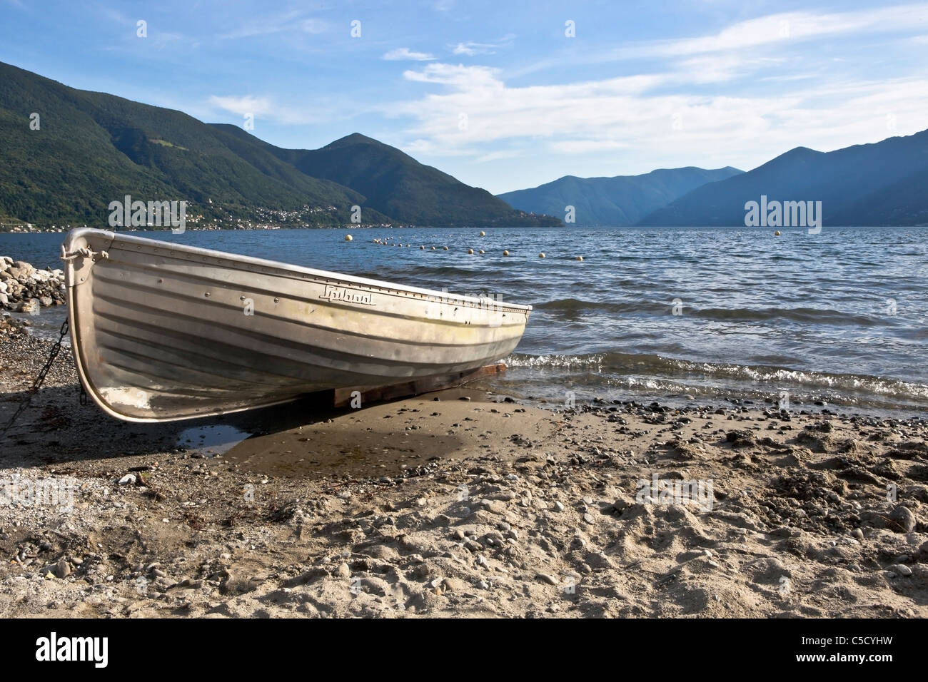 Un bateau à rames sur le Lac Majeur, le Tessin Banque D'Images