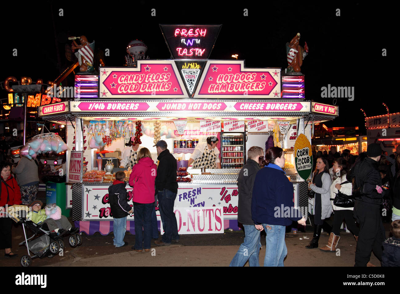 Un étal vendant des hot dogs et des hamburgers à la Goose Fair, Nottingham, Angleterre, Royaume-Uni Banque D'Images