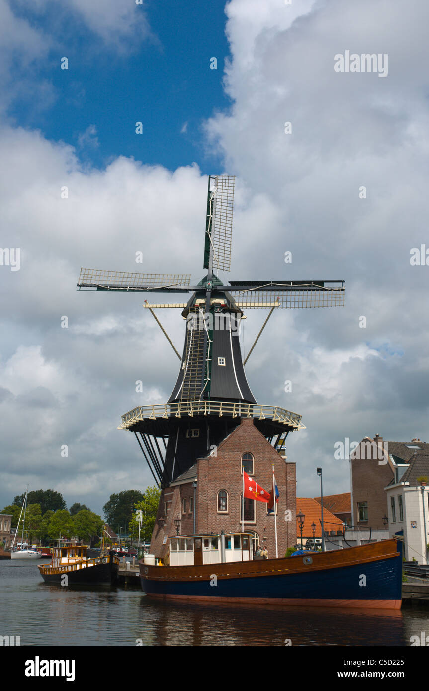 Molen de Adriaan moulin par la rivière Spaarne Haarlem aux Pays-Bas ville Europe Banque D'Images