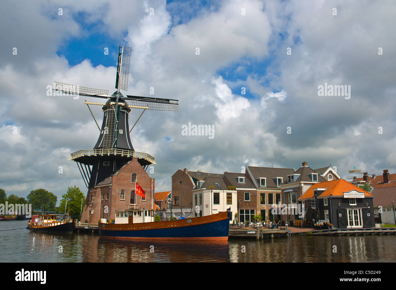 Molen de Adriaan moulin par la rivière Spaarne Haarlem aux Pays-Bas ville Europe Banque D'Images
