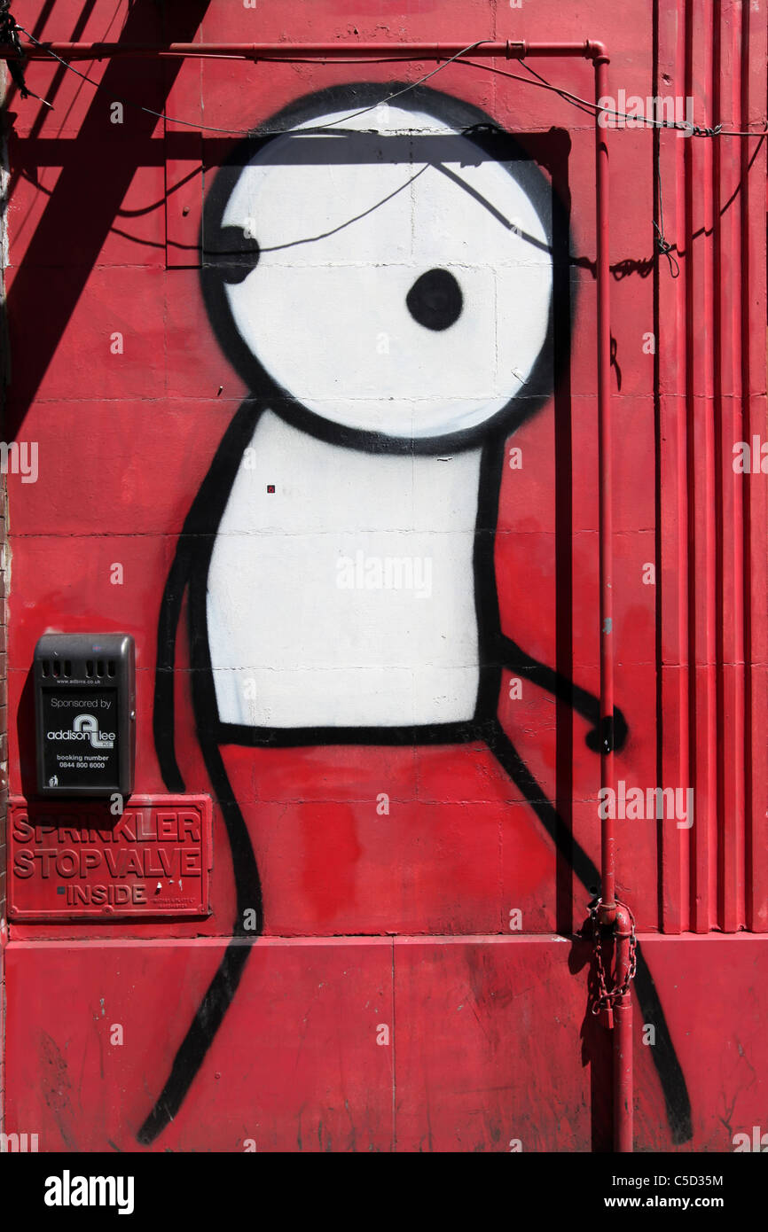 Stik figure peint sur un front Shop, Commercial Road London, UK. Banque D'Images