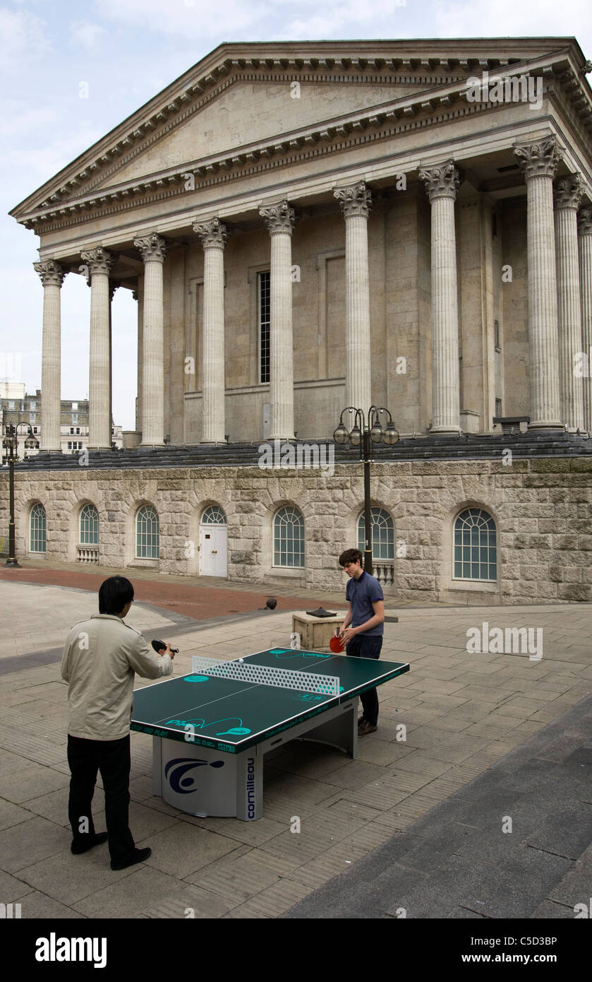 Personnes jouant au ping-pong dans Chamberlain Square Birmingham. Plus de 50 tables de ping-pong ont été mis en place dans divers endroits. Banque D'Images