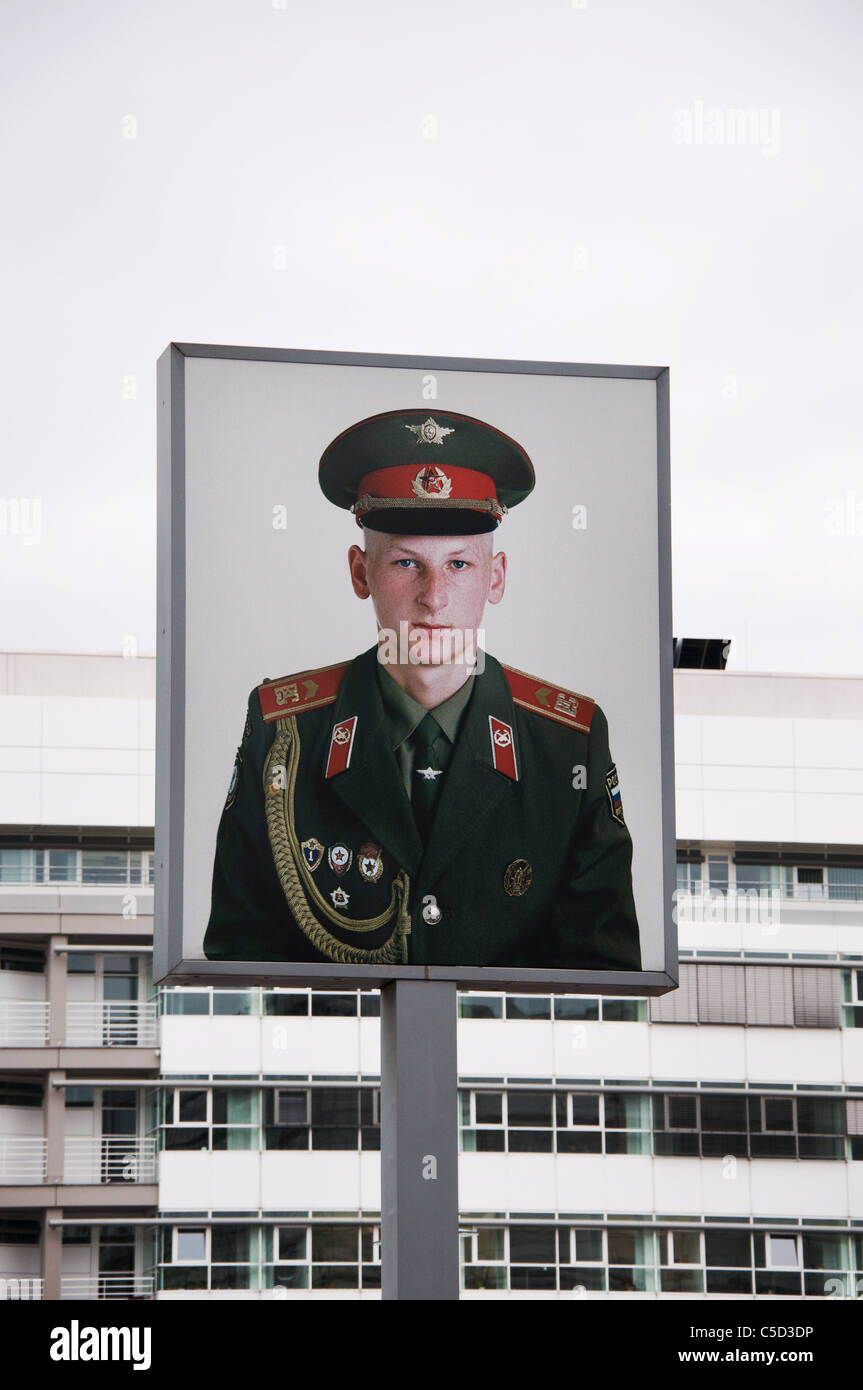 Photo de la garde soviétique à Checkpoint Charlie, Berlin Banque D'Images