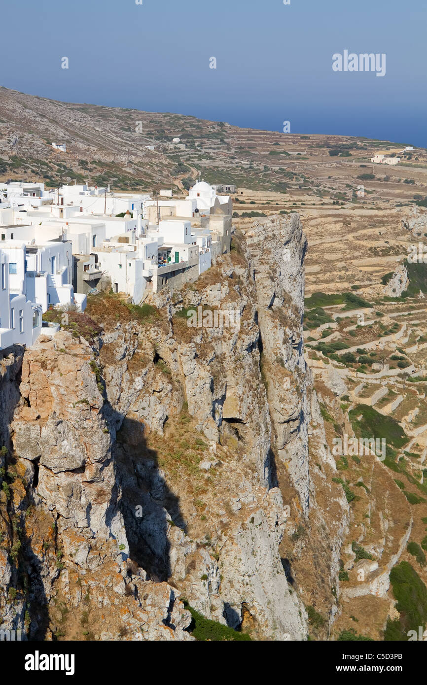 La ville de Chora Folegandros, Grèce sur l'île, assise sur le bord d'une falaise abrupte Banque D'Images