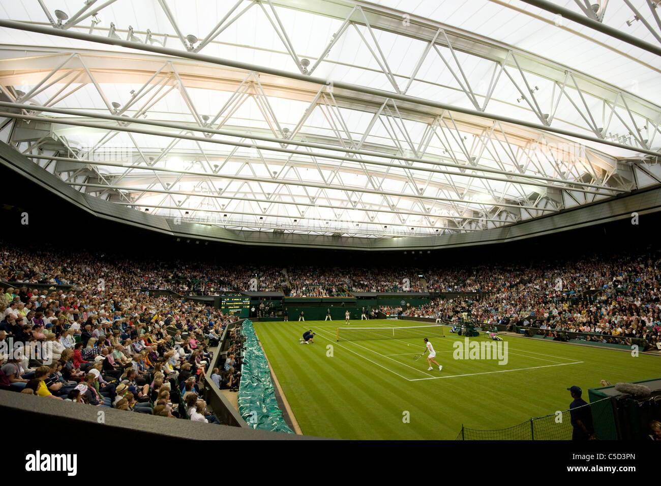 Vue de jouer sur le Court central sous le toit lors de l'édition 2011 des Championnats de tennis de Wimbledon Banque D'Images