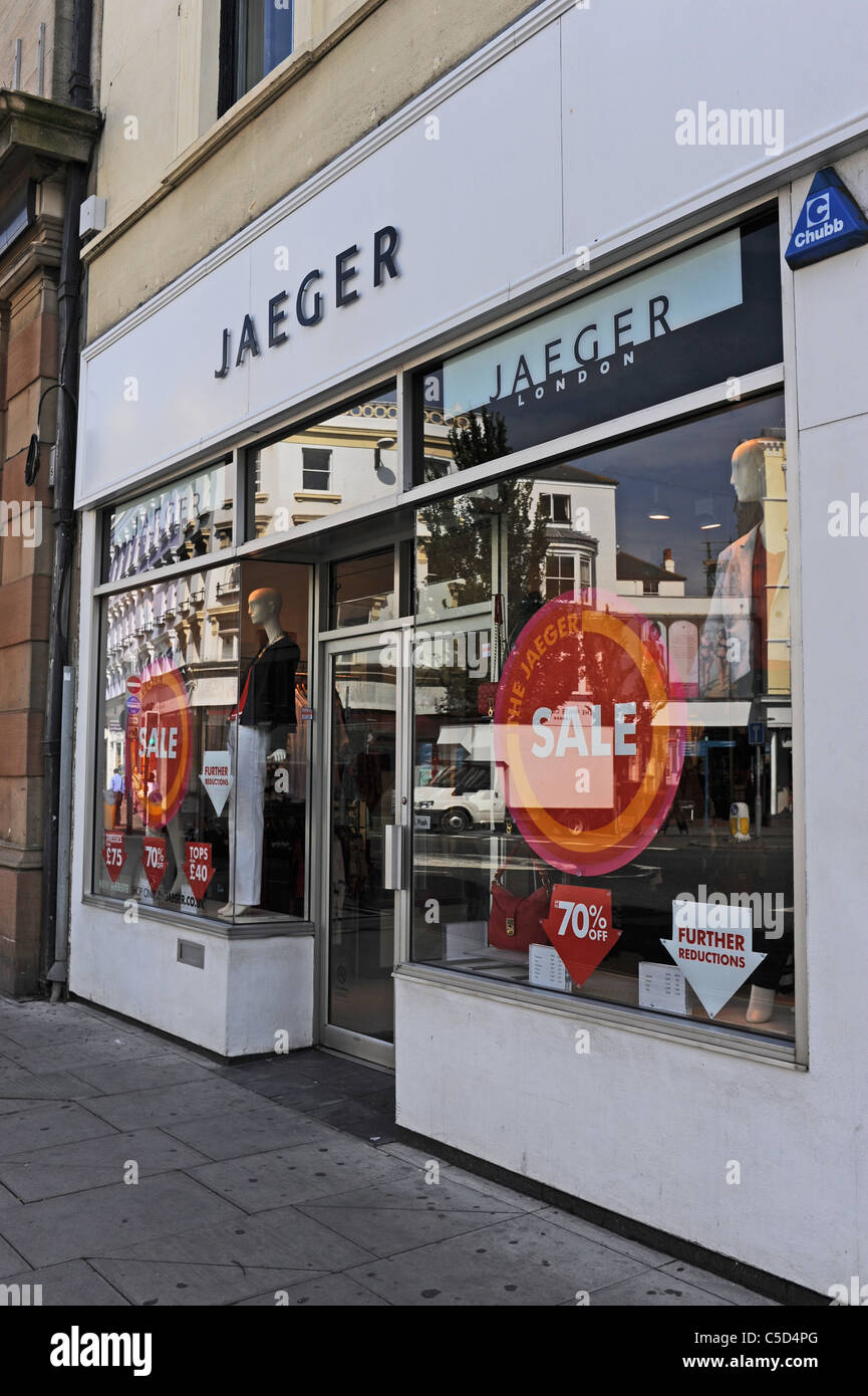 Jaeger womens fashion boutique avec des signes de vente en centre-ville de Brighton UK fenêtre Banque D'Images