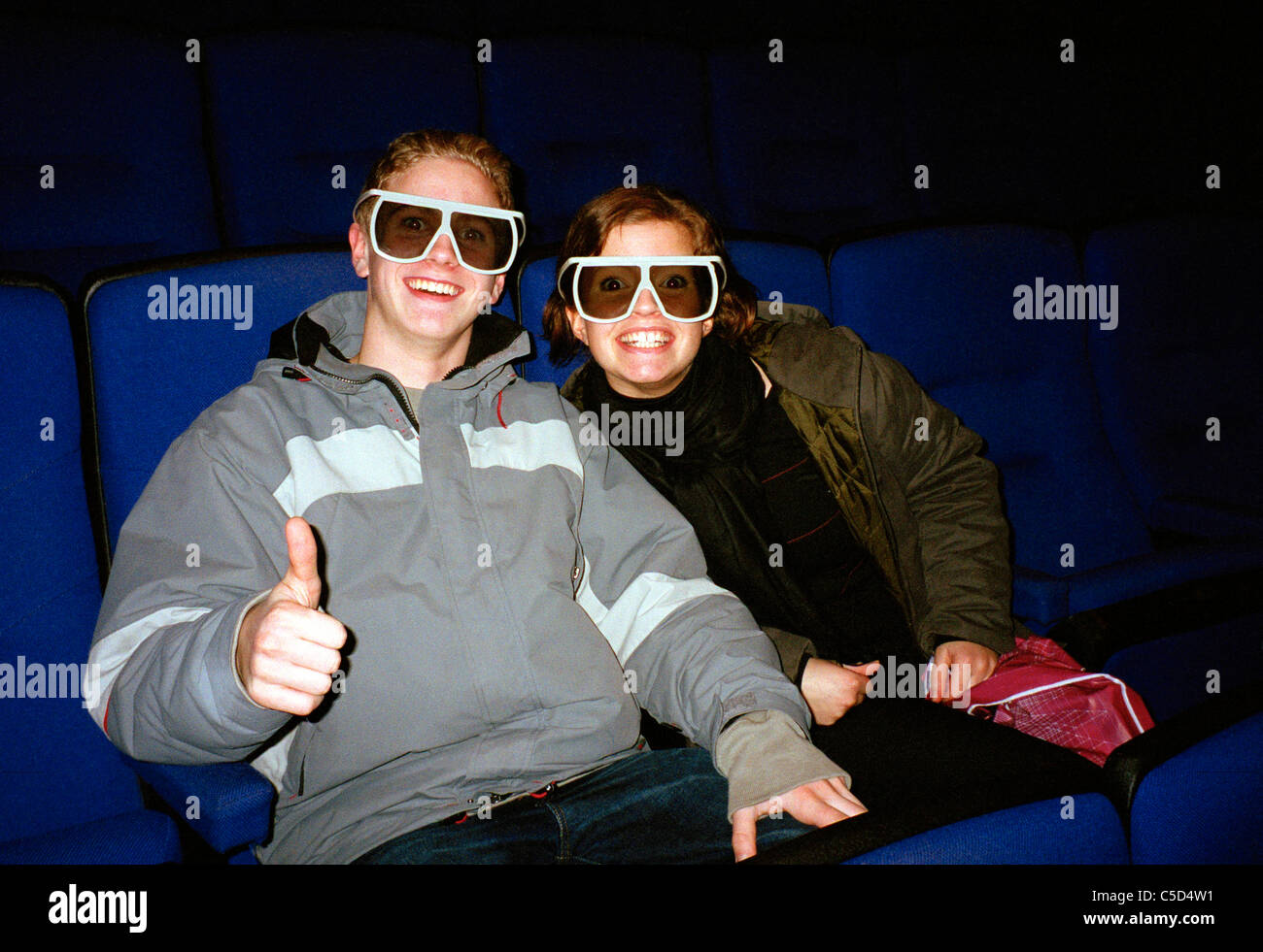 Téléchargement gratuit Images Portrait D Un Couple Heureux Assis A La Maison Du Cinema Avec De dernière par