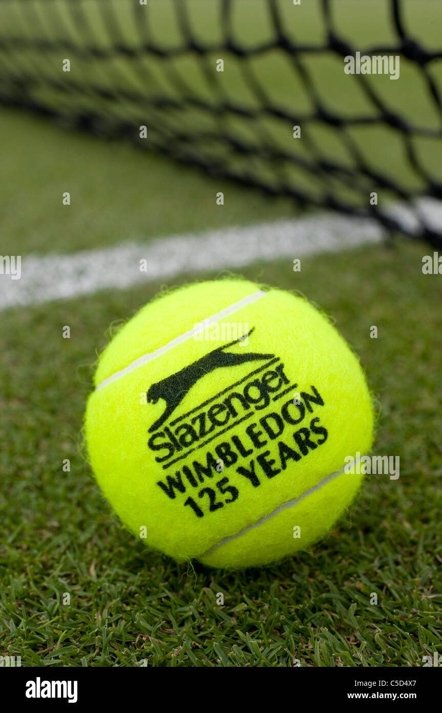 Vue rapprochée d'un 125e anniversaire Slazenger balle de tennis pendant  l'édition 2011 des Championnats de tennis de Wimbledon Photo Stock - Alamy