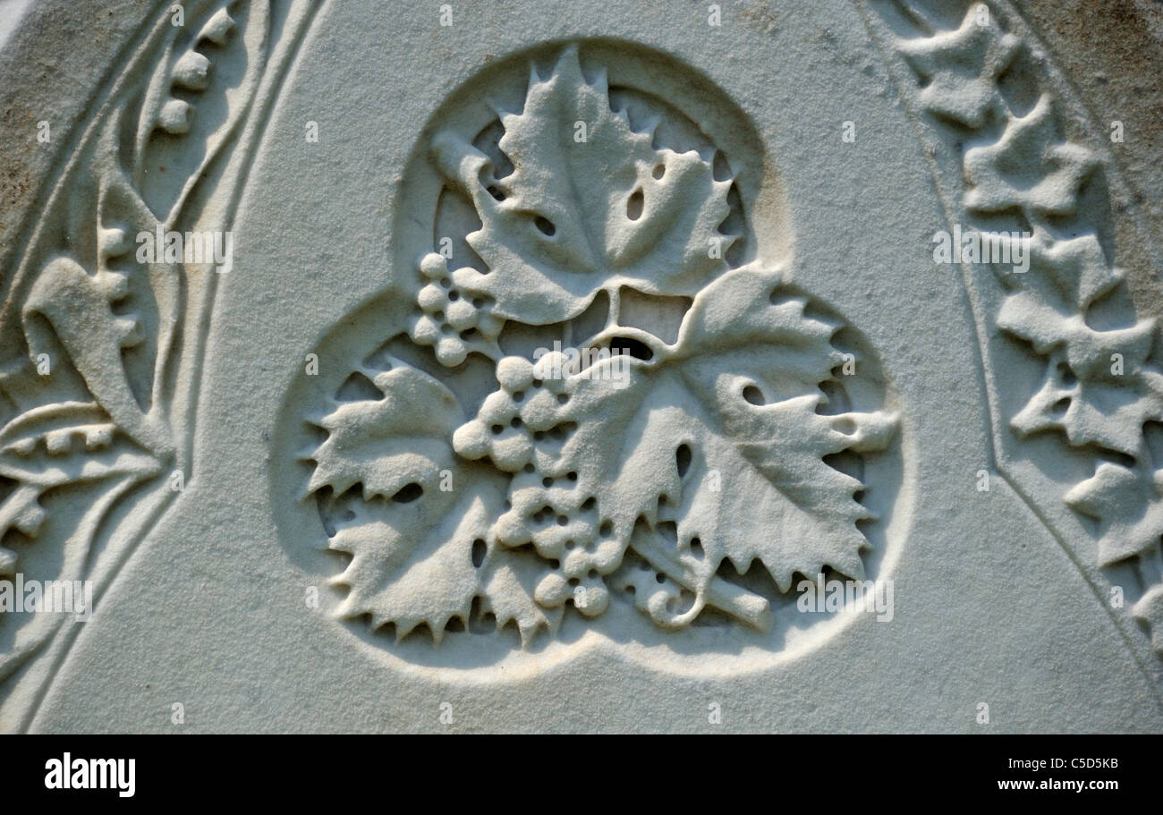 Détail de pierre tombale avec Holly et ivy design. Eglise de Saint Oswald. Warton, Lancashire, Angleterre, Royaume-Uni, Europe. Banque D'Images