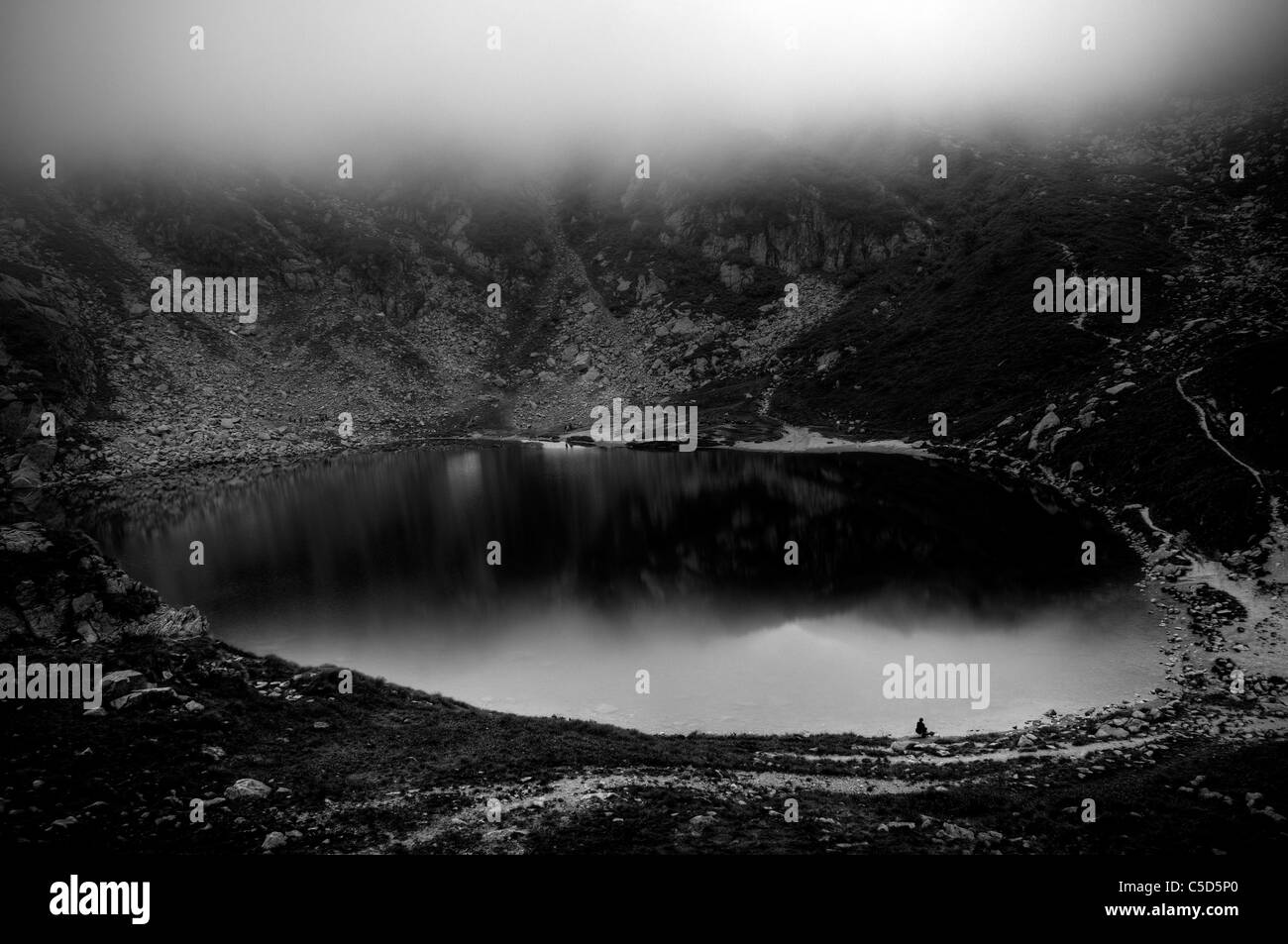 Lac avec montagne Banque d'images noir et blanc - Alamy