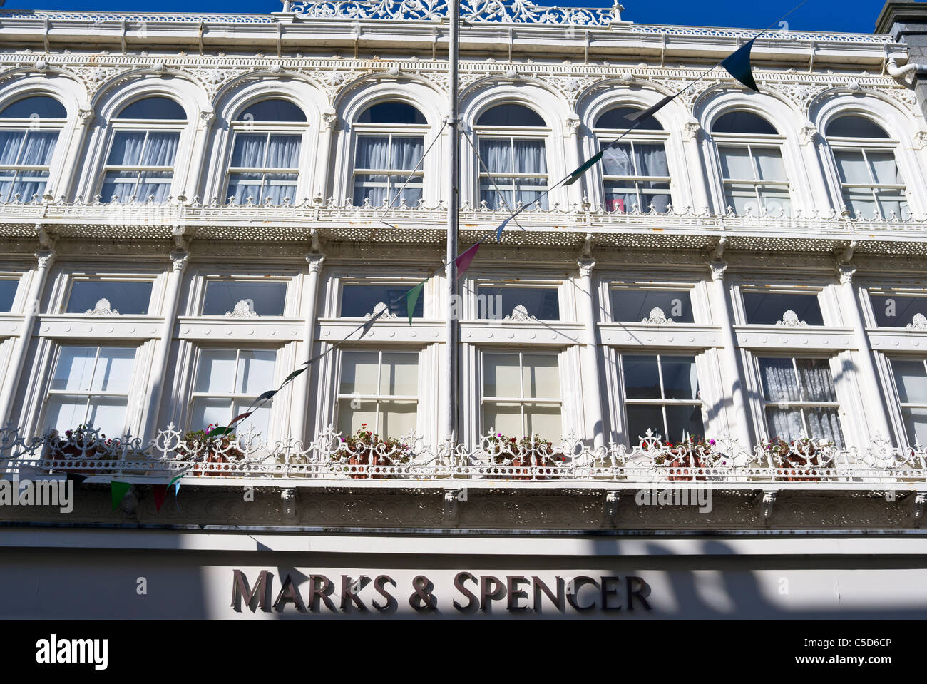 L'avant du magasin Marks & Spencer dans immeuble ancien à St Peter Port Guernsey Channel Islands UK Banque D'Images