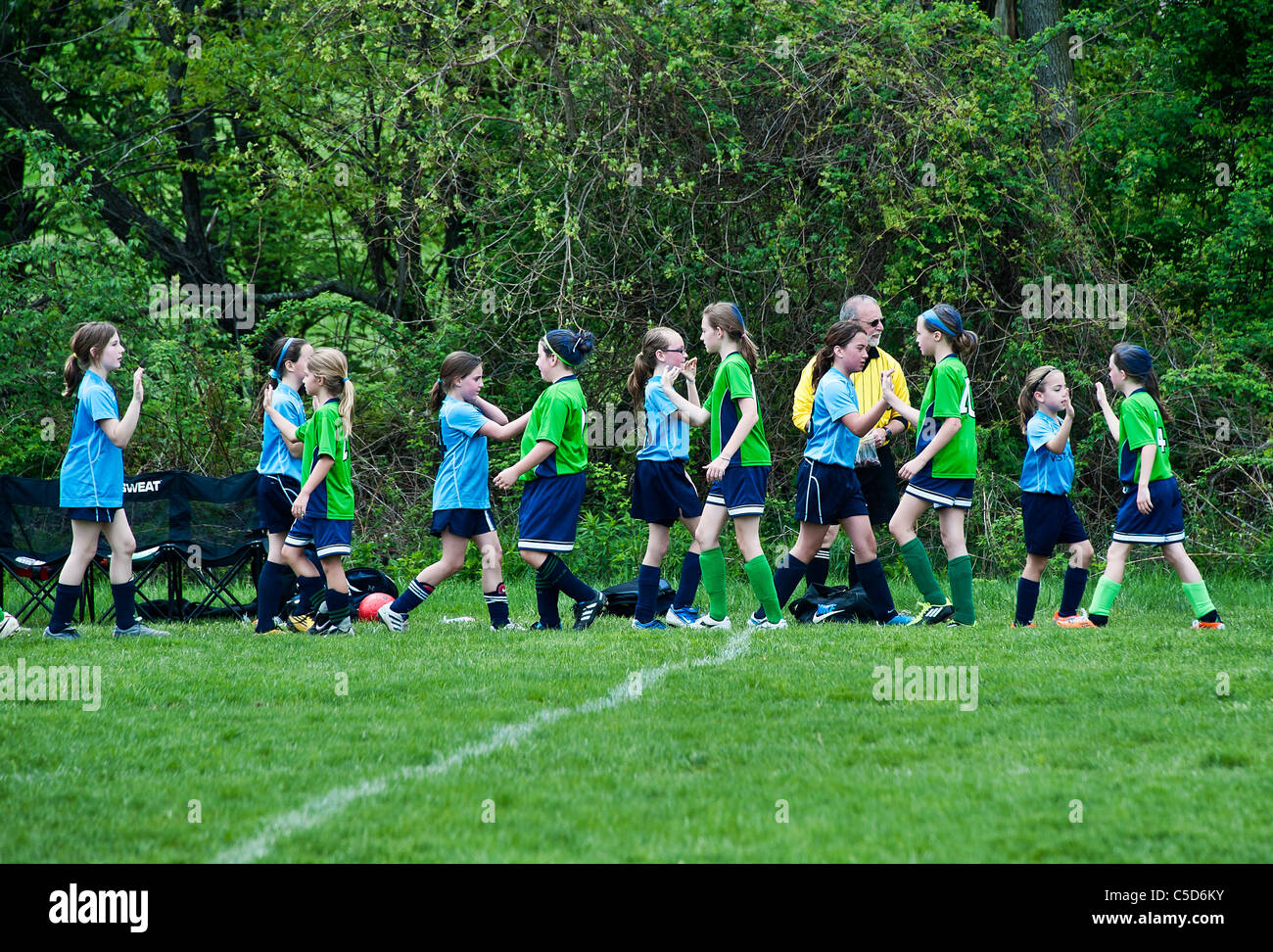Les jeunes filles de l'équipe post match de foot de poignée de main, Banque D'Images