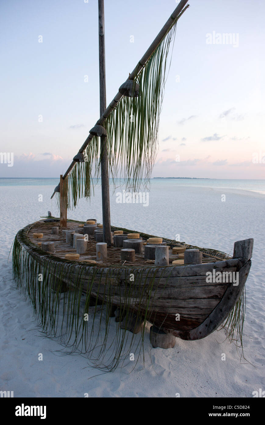 Mise en sommeil d'un vieux bateau de pêche se trouve dhoni comme décoration sur la plage. Coco Palm Dhuni Kolhu. L'atol Baa, Maldives. Banque D'Images